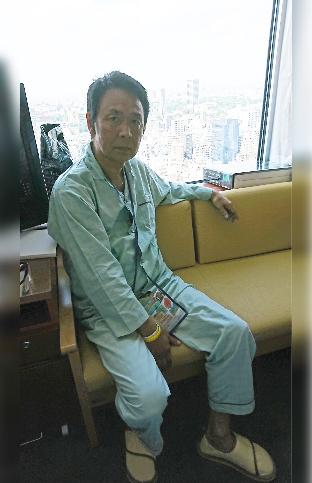 手術の翌日の病室にて。痛くてたまらなかったけれど家族が支えてくれたと山本譲二さん