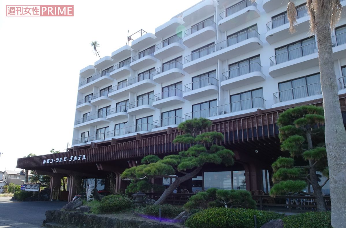 営業停止となったホテルは、夜になると暗闇に包まれ寂しい雰囲気に