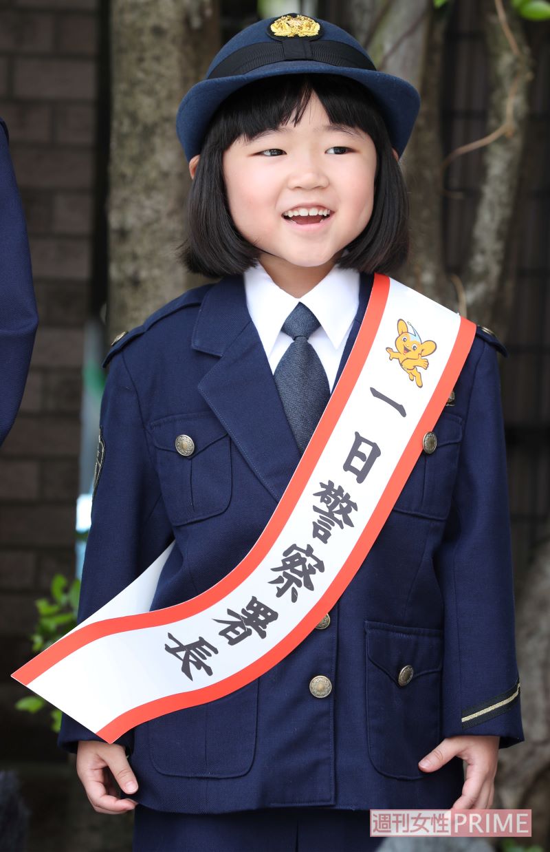 一日警察署長を務めた永尾柚乃