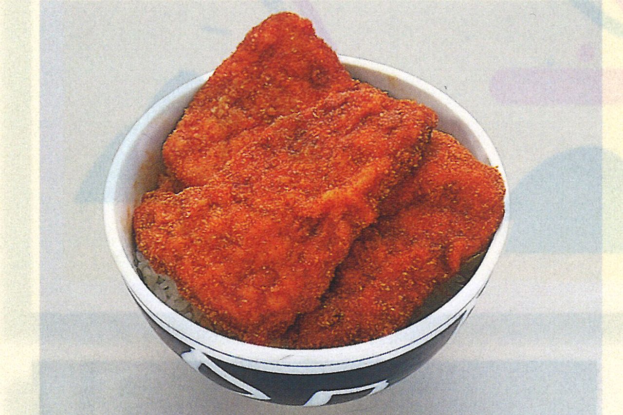 創業以来、愛されている敦賀名物〈ソースカツ丼〉990円。プラス220円でミニサラダとみそ汁つきのセットにもできる。