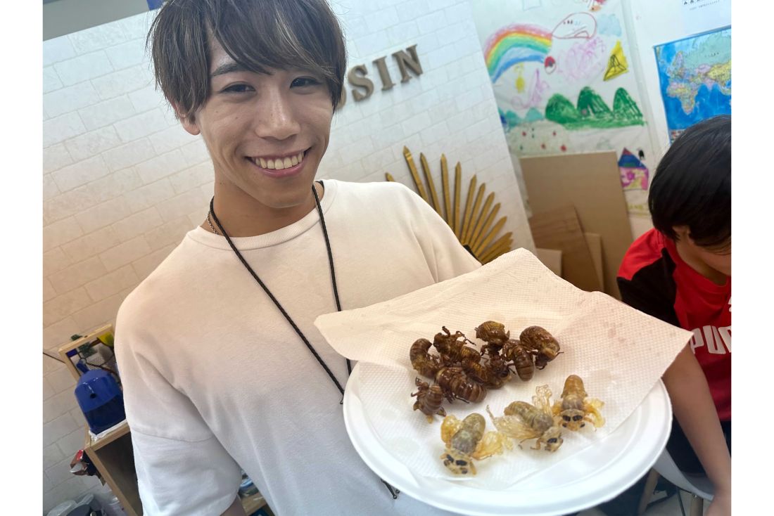 子供たちとセミの幼虫と成虫の食べ比べを実施（提供写真）