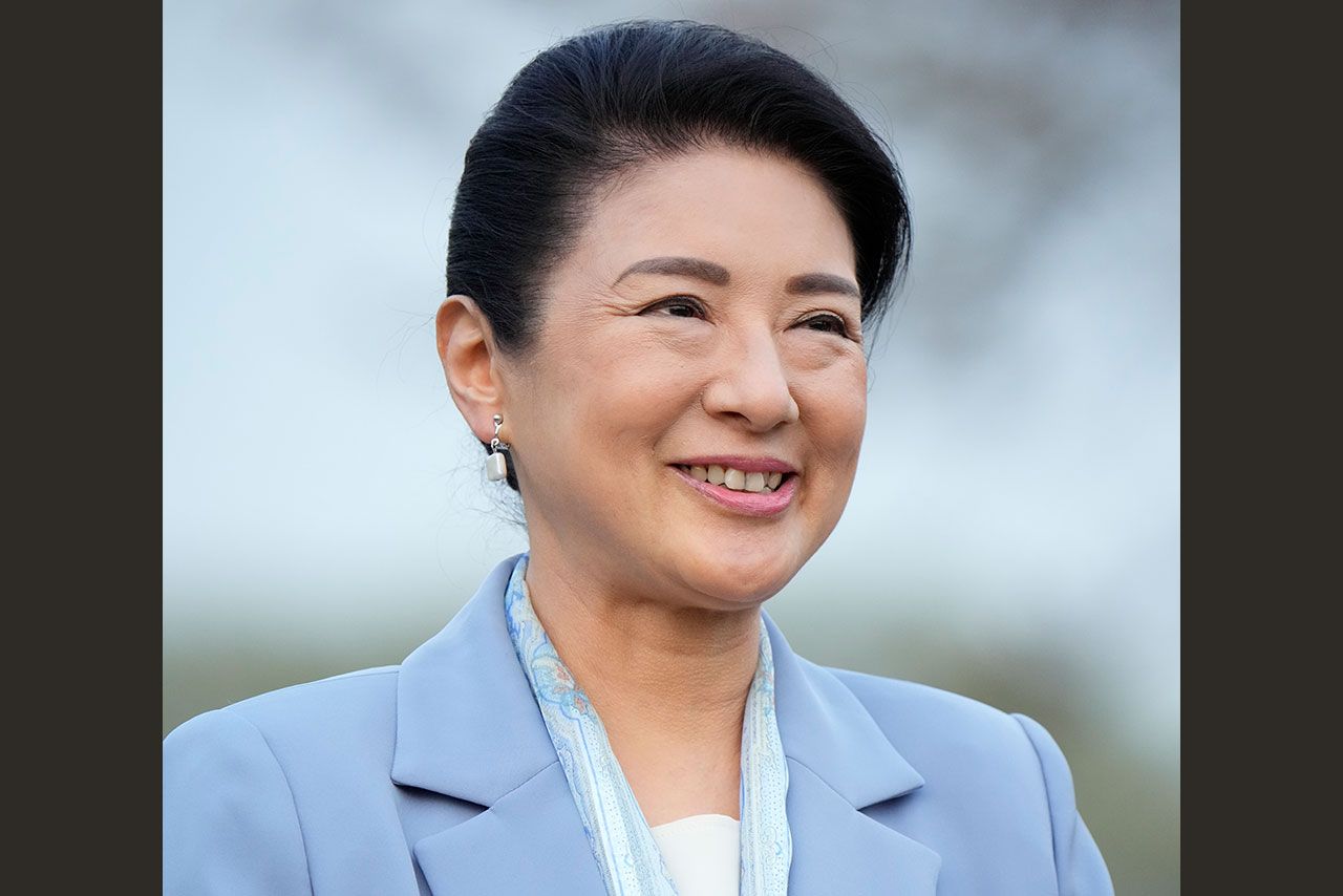 ノーマスクで、馬の放牧地を散策された雅子さま（4月5日・御料牧場）