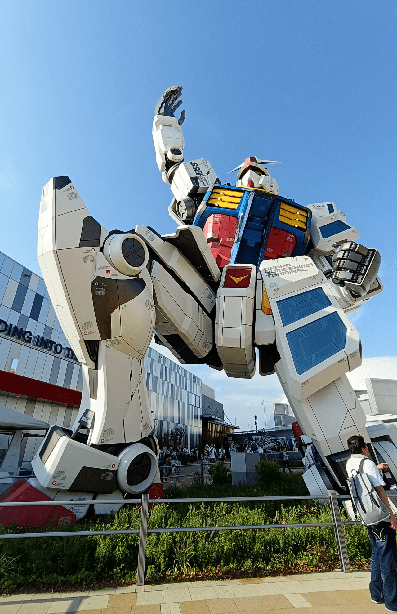 迫力満点の実物大ガンダム像