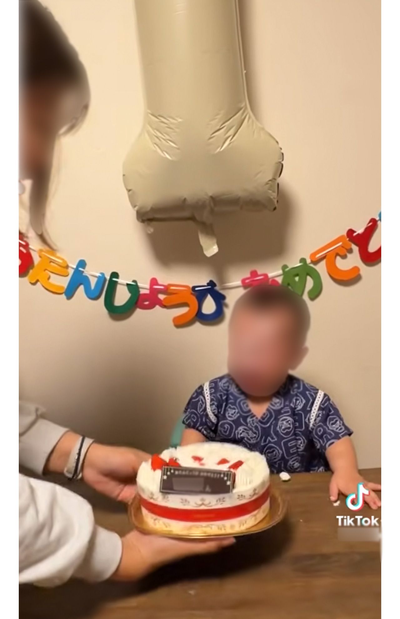 ホールケーキに何度も顔を押しつけられ、泣きじゃくる幼児（母親のTikTokより）
