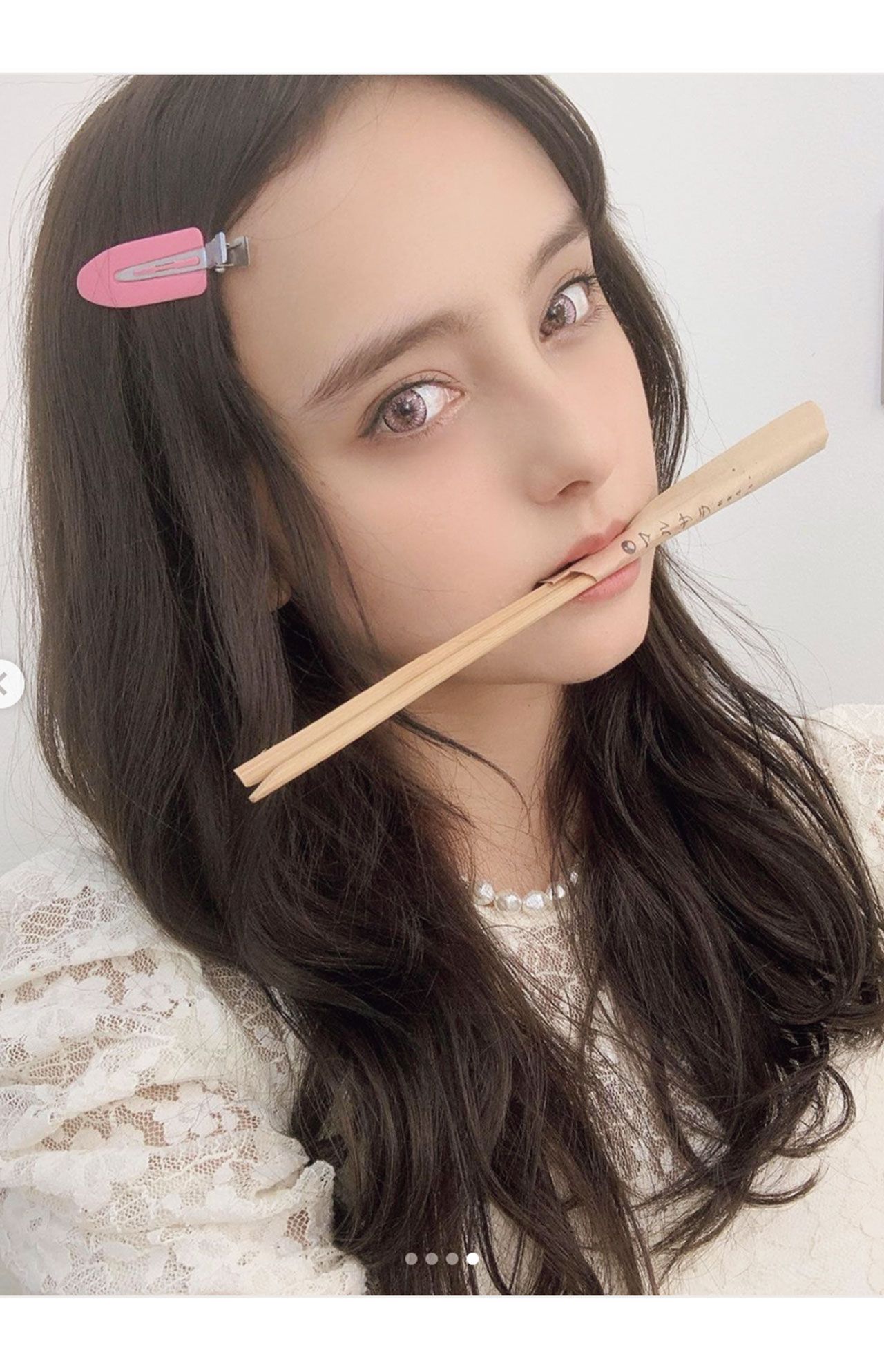 「竹探したけどなかったです」と割り箸で代用したのが石田ニコル。ピンクのコンタクトをつけテンションが上がって禰豆子に挑戦したとか（本人インスタグラムより）