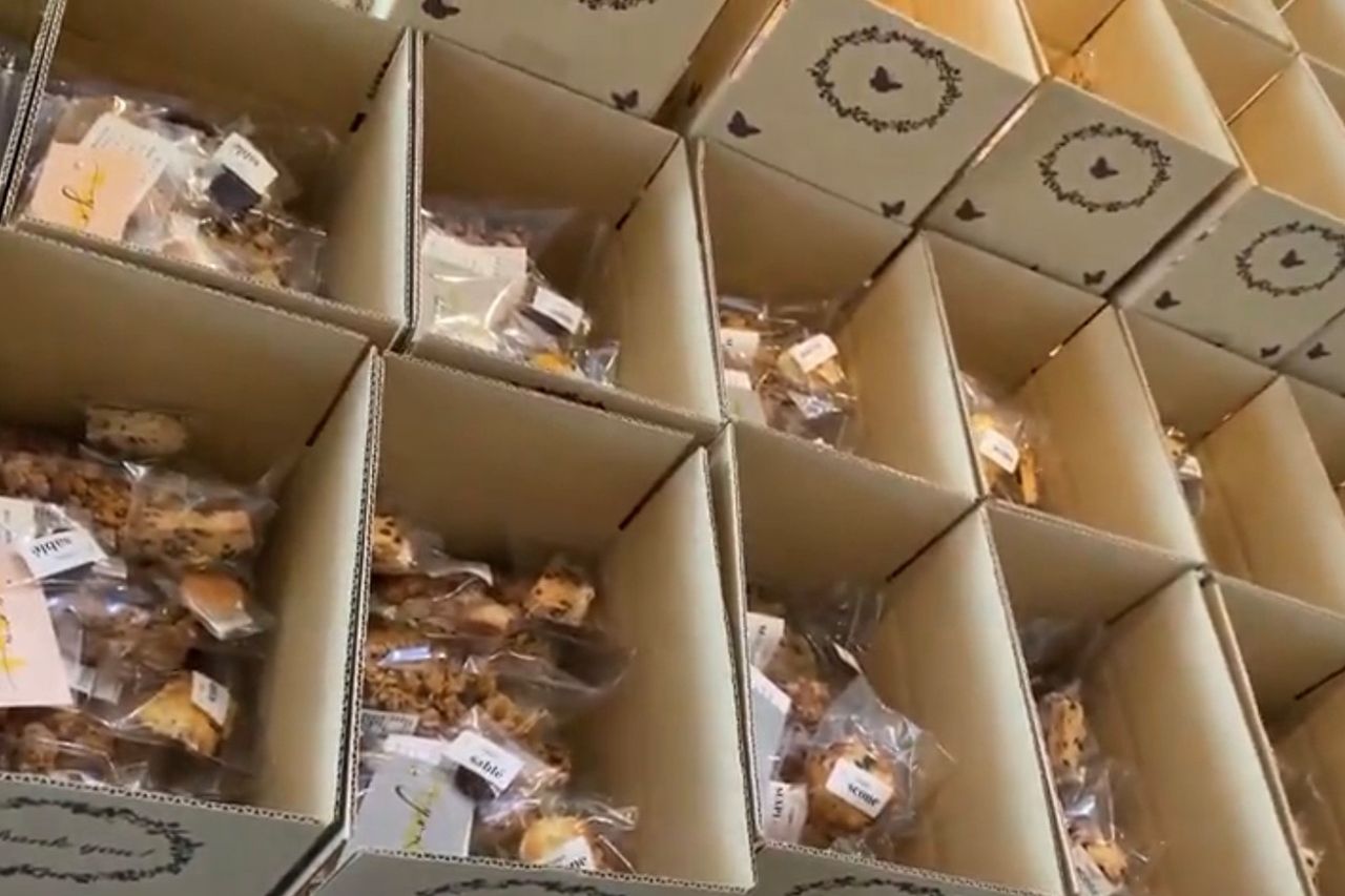 グラノーラにはゑみさん手書きのカードを添え、丁寧に梱包し、みずから発送作業を行っていた