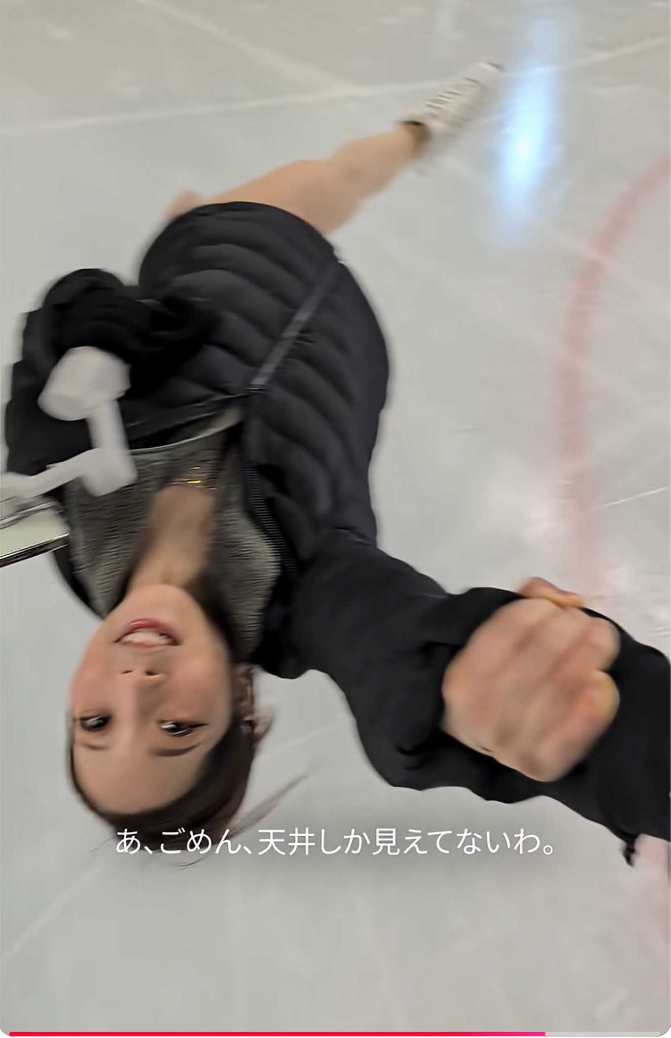 『GoogleChrome』の新CMで、自撮り棒を手にした状態で「デススパイラル」を披露した“りくりゅう”こと三浦璃来と木原龍一（YouTubeより）