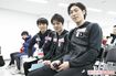 勝負では熱いバトルを繰り広げた3人も、滑走順抽選では横並びでほっこりムード 撮影/坂本清