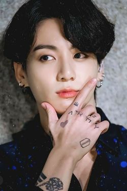 手の甲にある『ARMY』のタトゥーも特徴的なグク