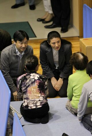 '11年4月　皇太子ご夫妻が、避難所になっていた東京・味の素スタジアムをご訪問。お言葉をかけられ、思わず涙ぐむ被災者も