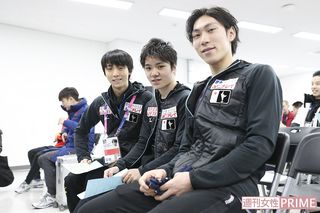 勝負では熱いバトルを繰り広げた3人も、滑走順抽選では横並びでほっこりムード　撮影／坂本清