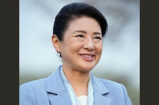 ノーマスクで、馬の放牧地を散策された雅子さま（4月5日・御料牧場）