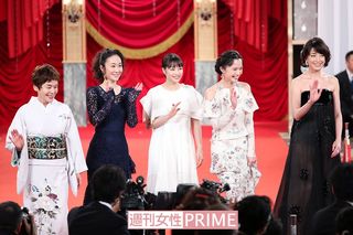華やかな装いの主演女優賞の5人が終始笑顔でレッドカーペットへ！　最優秀主演女優賞に輝いた宮沢りえに“娘”の杉咲花は「やっぱり母ちゃんはスゴイ！」　撮影／齋藤周造