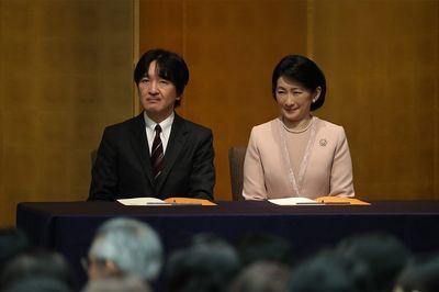 国民からの批判がやまない中、専門家から新型コロナの状況を聞かれるご夫妻（'20年2月）