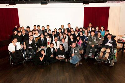 NPOの発足パーティーには錚々たる顔ぶれが集結。君江さんの前向きさに惹かれ手弁当で応援する人も