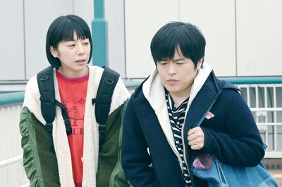 もっと褒めて欲しい!　歩道橋を渡って会社に向かうシーン。（c）2020『架空OL日記』製作委員会