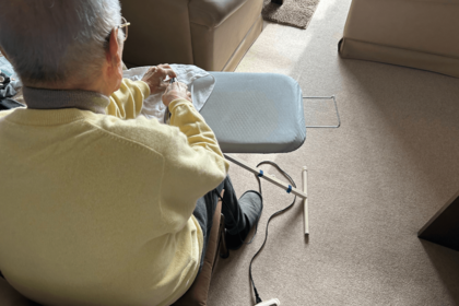 父はいつも夕食後、テレビを見ながらアイロンがけをしている（写真提供／一田憲子）