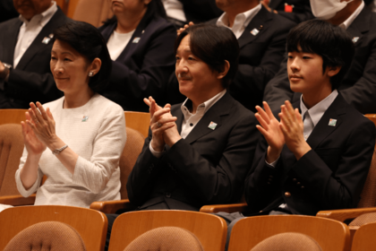 総文祭の2日目、郷土研究の発表をご覧になる秋篠宮ご夫妻と悠仁さま