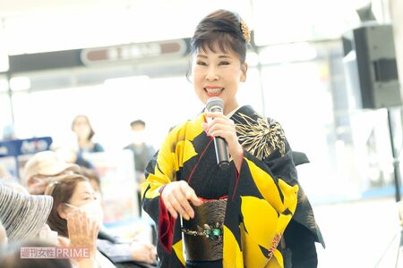 新曲『春街酒』のリリースイベントにて