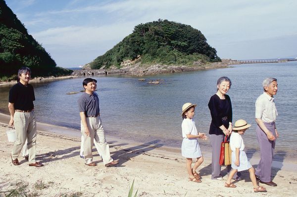 天皇ご一家と伊豆で「夏休み」。静岡・須崎御用邸で、両陛下と皇太子ご夫妻とお過ごしに。浜辺を散策された（’99年8月）