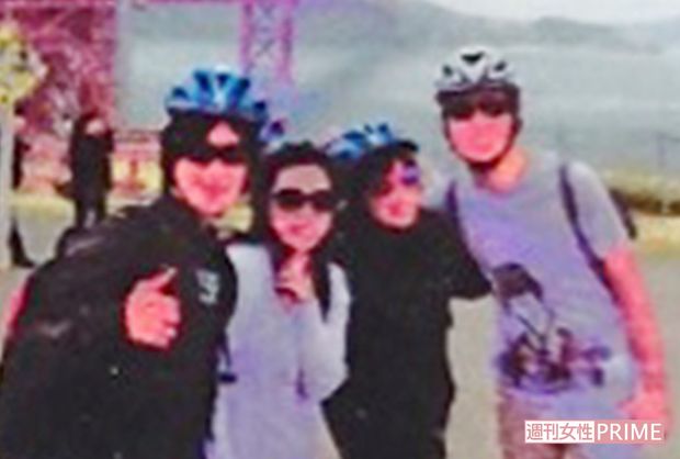 '11年ごろに友人らと海外生活を楽しむ圭さん（一番左）