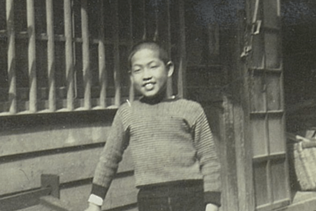 子どものころ、東京・南稲荷町の実家前にて