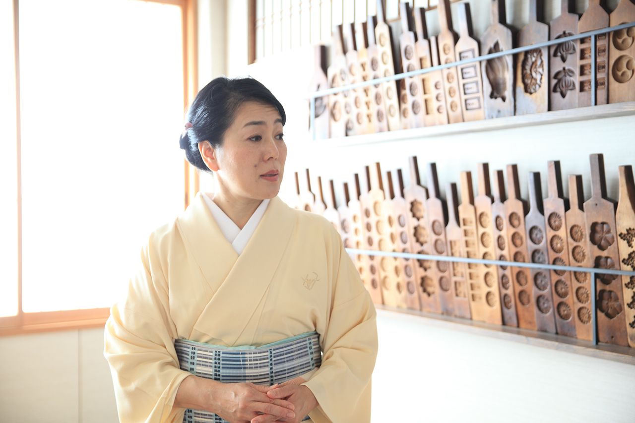 壁一面に並べられた菓子型はかつて使われていたもの。使われなくなり、ずっとしまい込まれていたものを田丸さんのアイデアでオブジェとして活用