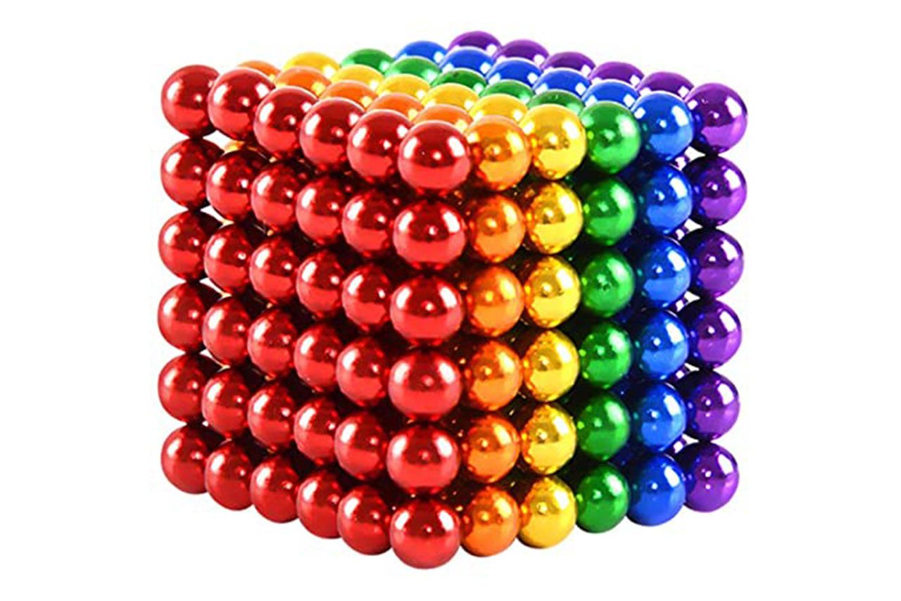 【マグネットボール】直径3～5ミリの強力磁石ボール数百個で構成されたおもちゃ。いろいろな形に組み替えて遊ぶ