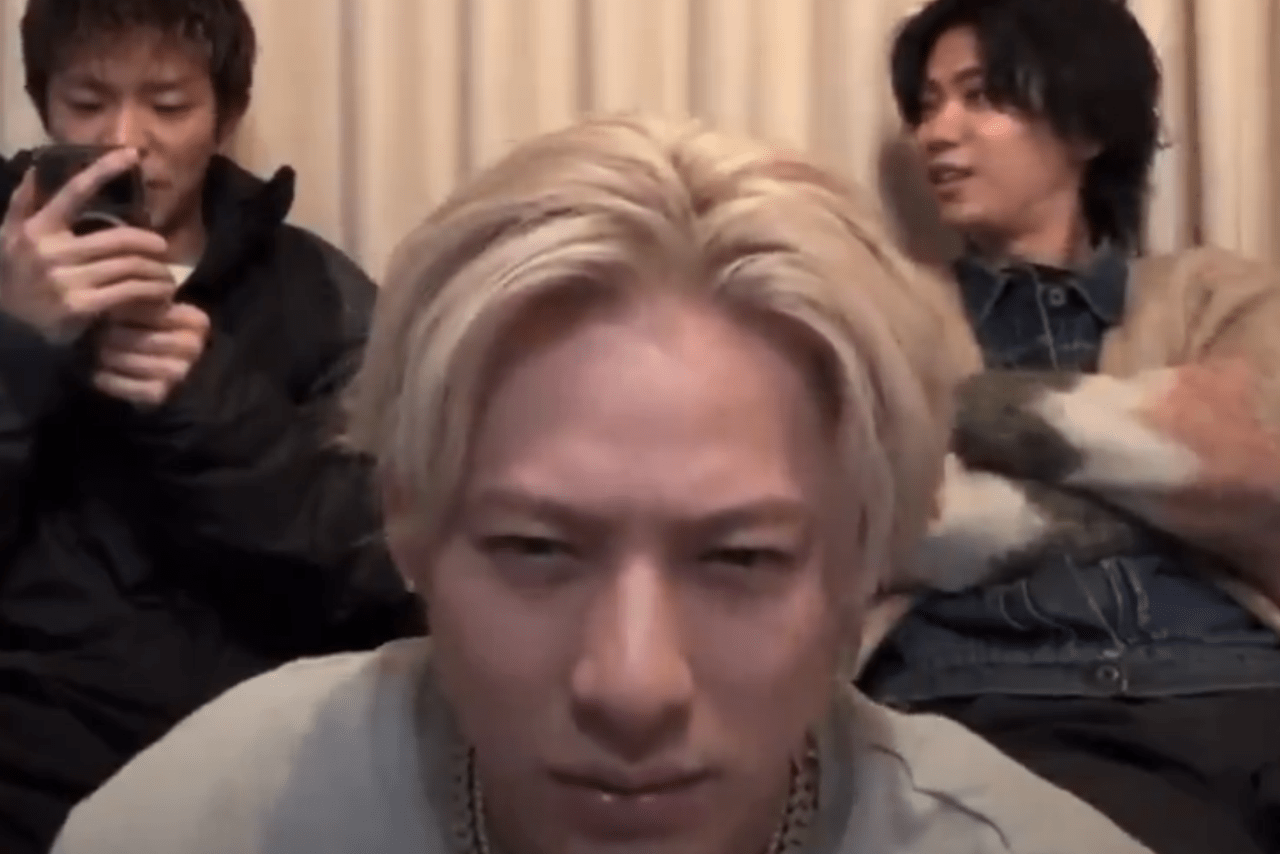 舌打ちする平野紫耀（Xより）