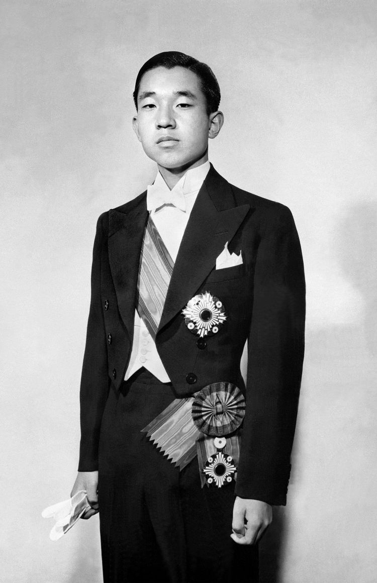 大勲位菊花大綬章をつけられた上皇さま（当時は継宮〈つぐのみや〉さま/1952年11月10日）写真/共同通信