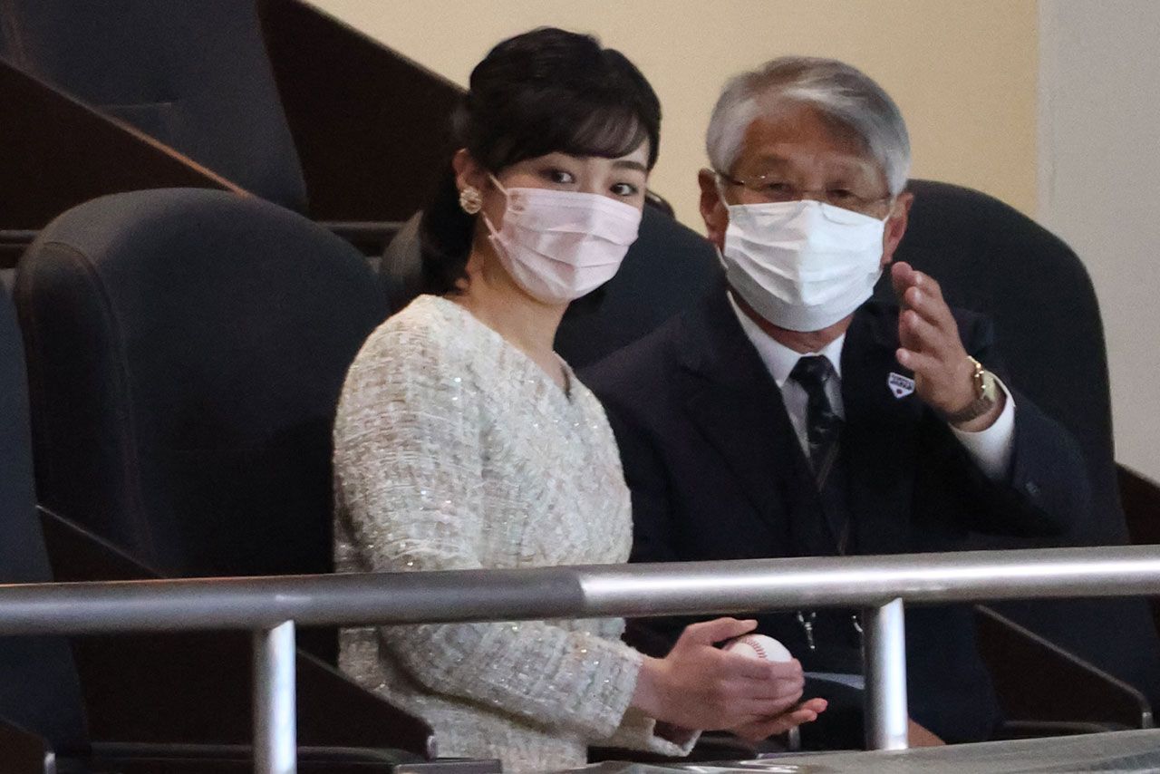 全国高校女子公式野球選抜大会の決勝戦を観戦された佳子さま（'23年4月2日）