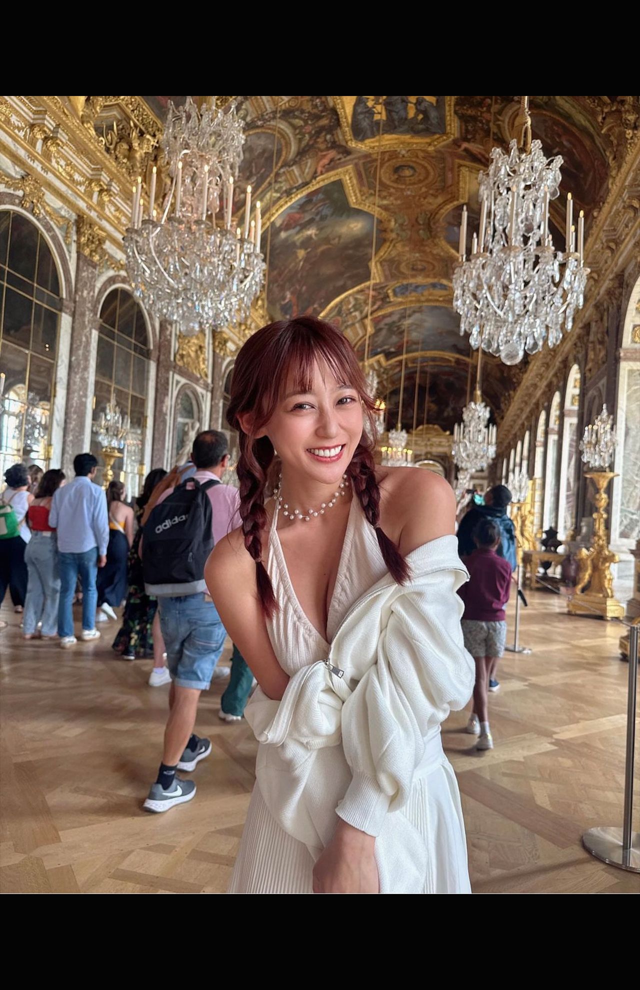 ヴェルサイユ宮殿でも露出度の高い服を着る“まっか”さん（本人SNSより）