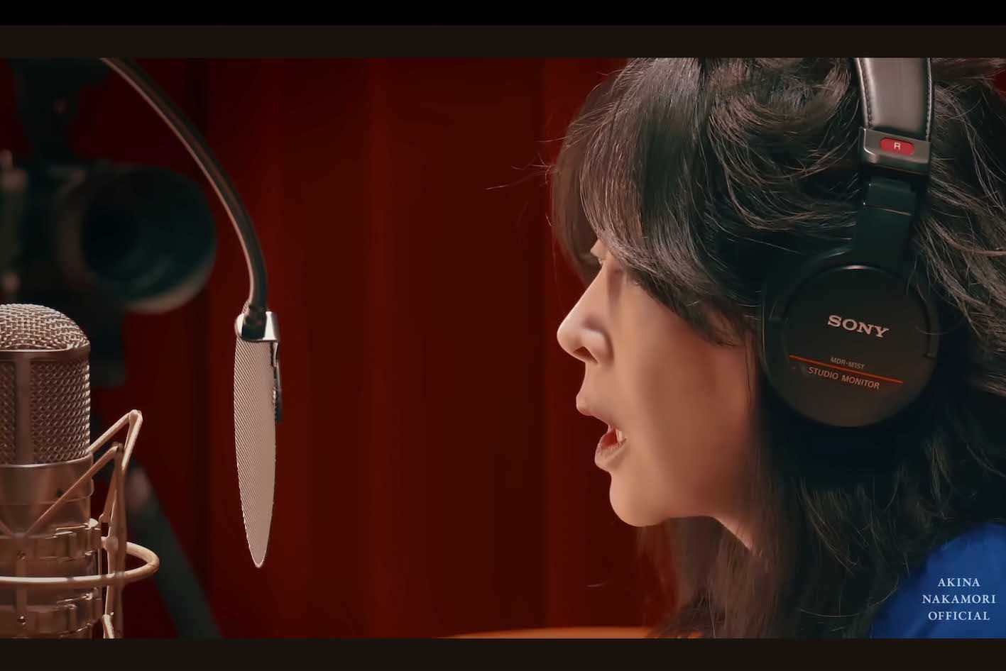 『北ウイング』ではヘッドホンが左右逆になっている中森明菜（公式YouTubeより）