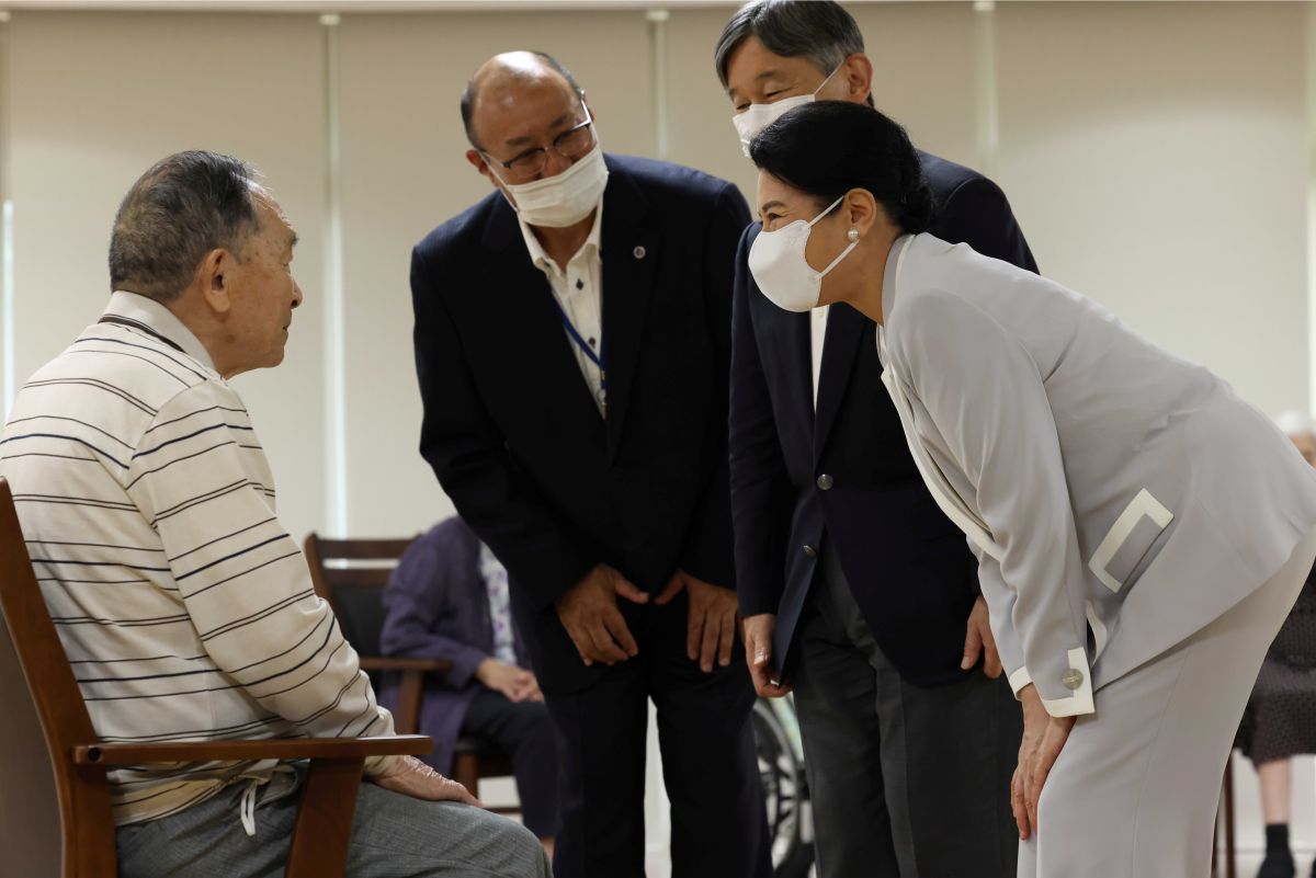 原爆養護ホームにて腰をかがめて被爆者の話に耳を傾ける天皇陛下と雅子さま（6月20日）