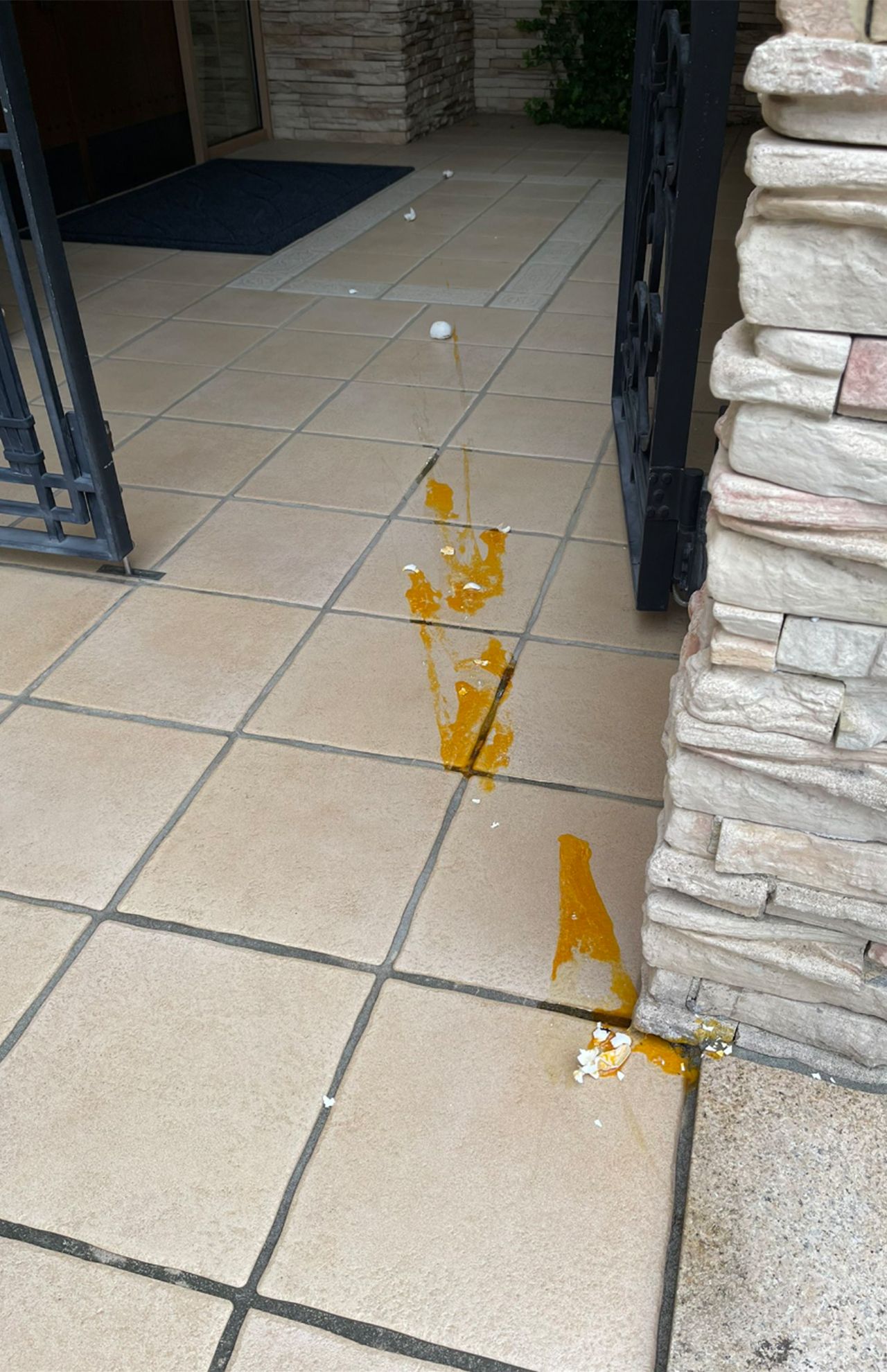 太田光の自宅玄関には生卵が投げつけられて（光代社長のツイッターより）