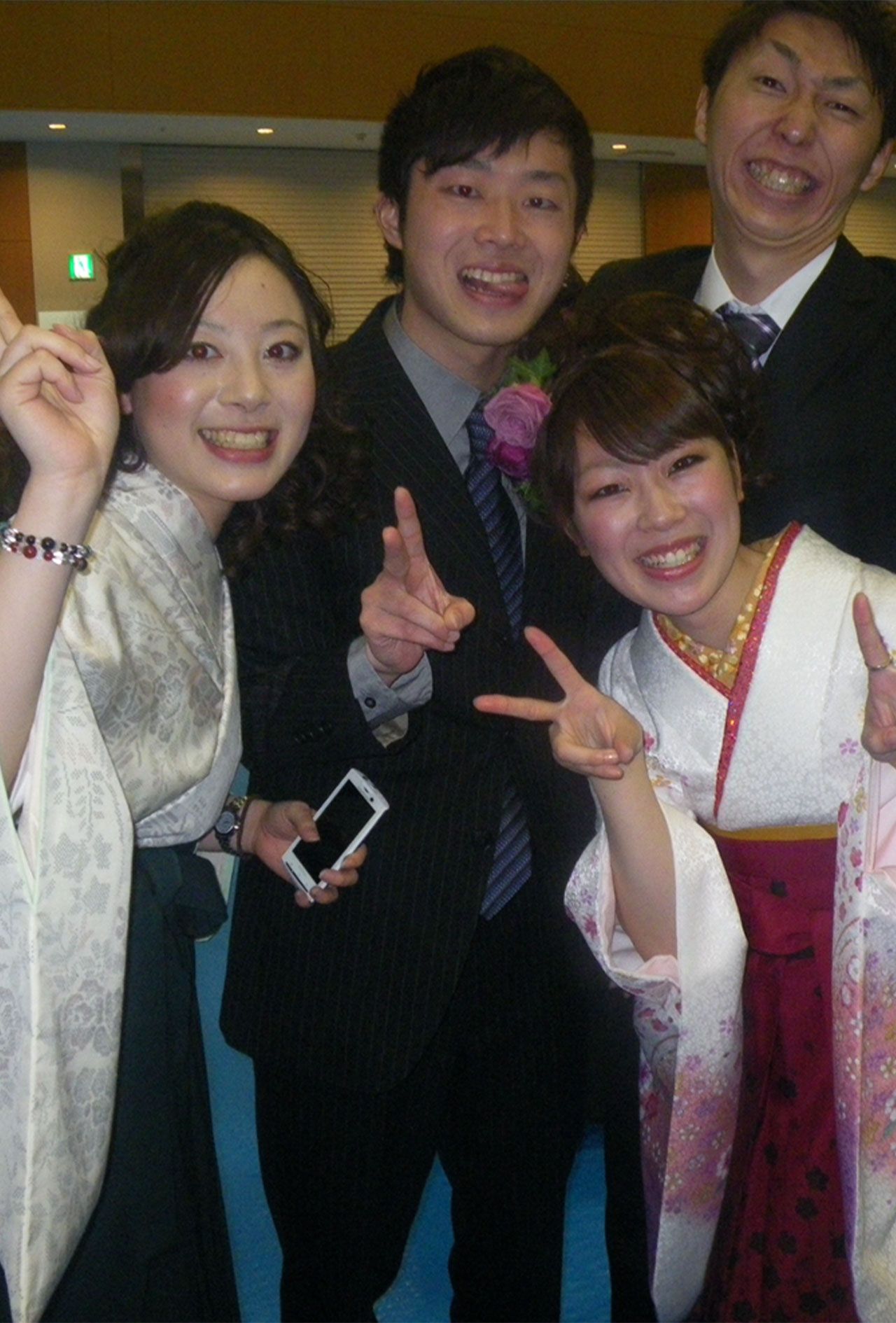 大学の卒業式で友達と写る牧野友香子さん。大学時代は海外旅行やバイトも