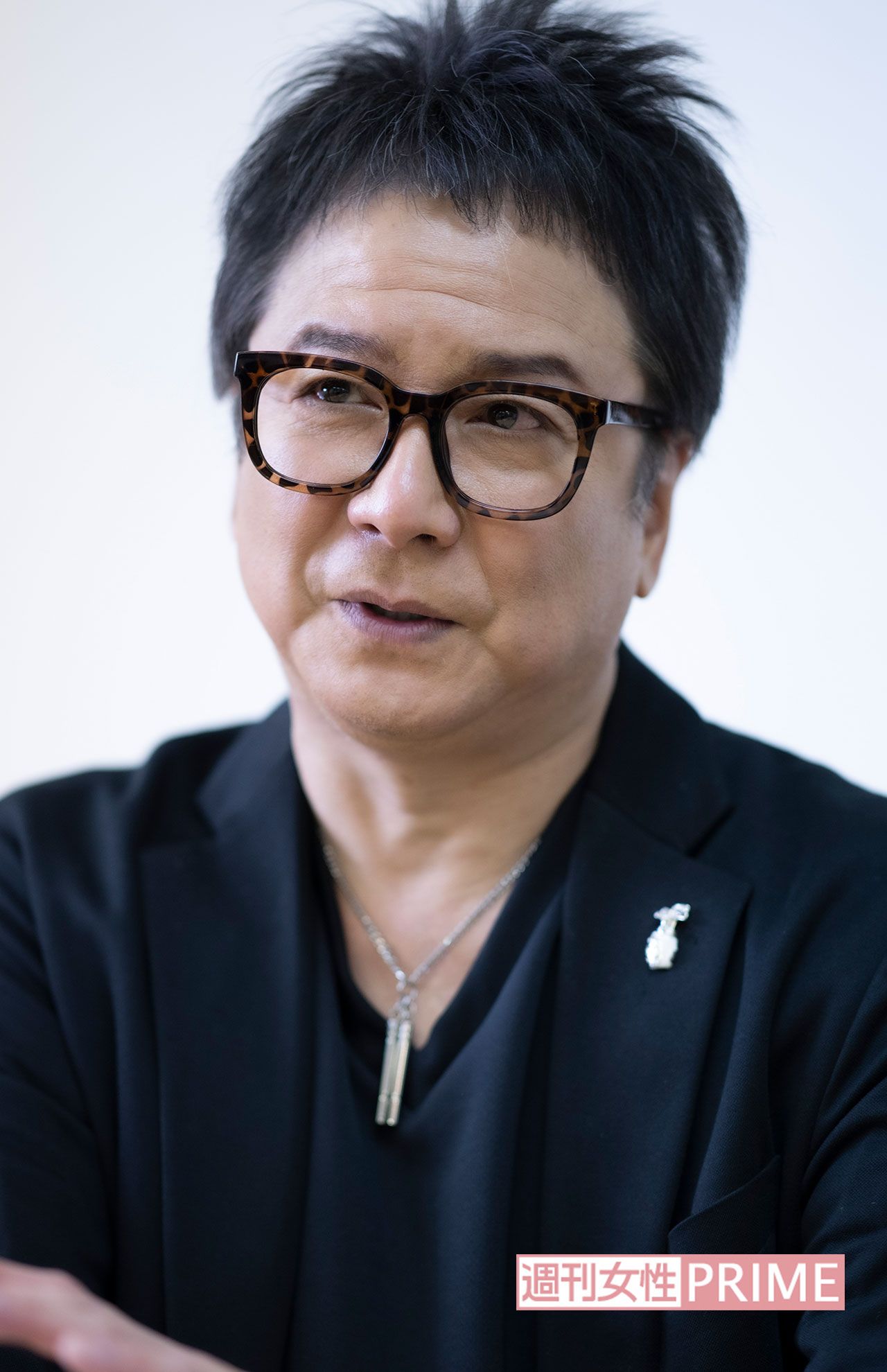 錦織一清。立ち上がったり、身振り手振りを交えながら過去を振り返る錦織。その姿はまさに演出家