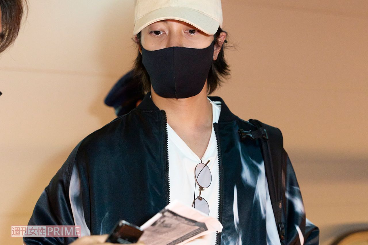 ミラノコレクションの会場でも着用していたブルゾンを羽織って颯爽と帰国した山下智久を直撃（2022年）