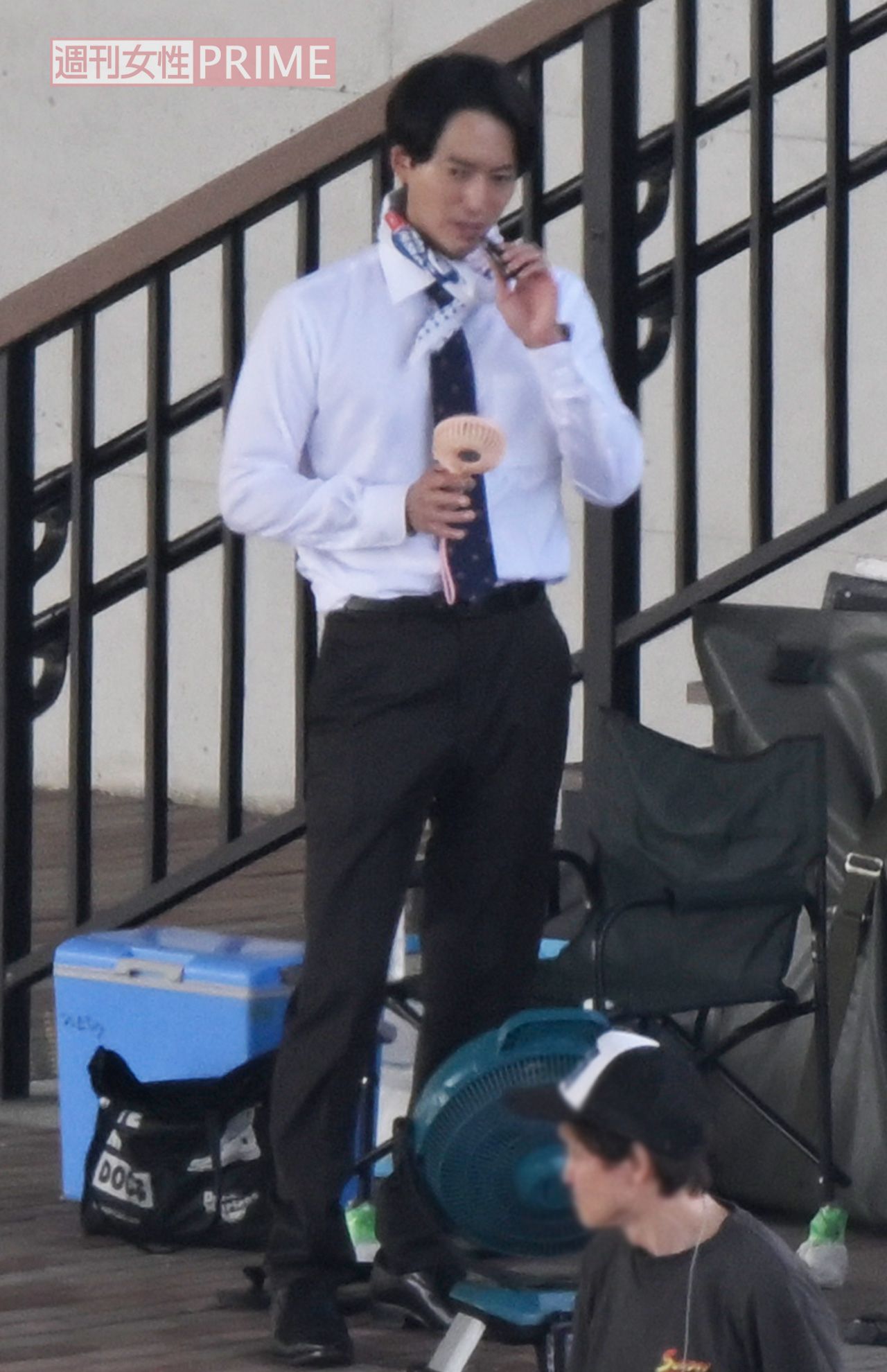 8月21日、『オクトー』続編ドラマの撮影現場で電子タバコを片手にハンディ扇風機で涼む、リラックスした様子の浅香航大