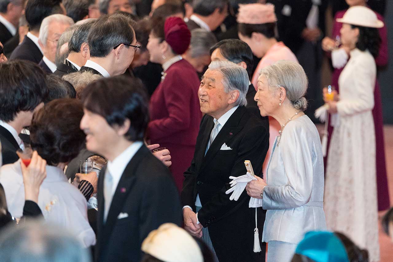 皇居内で行われた「宮中茶会」に臨まれた皇室の方々。プロサッカー選手の三浦知良なども出席