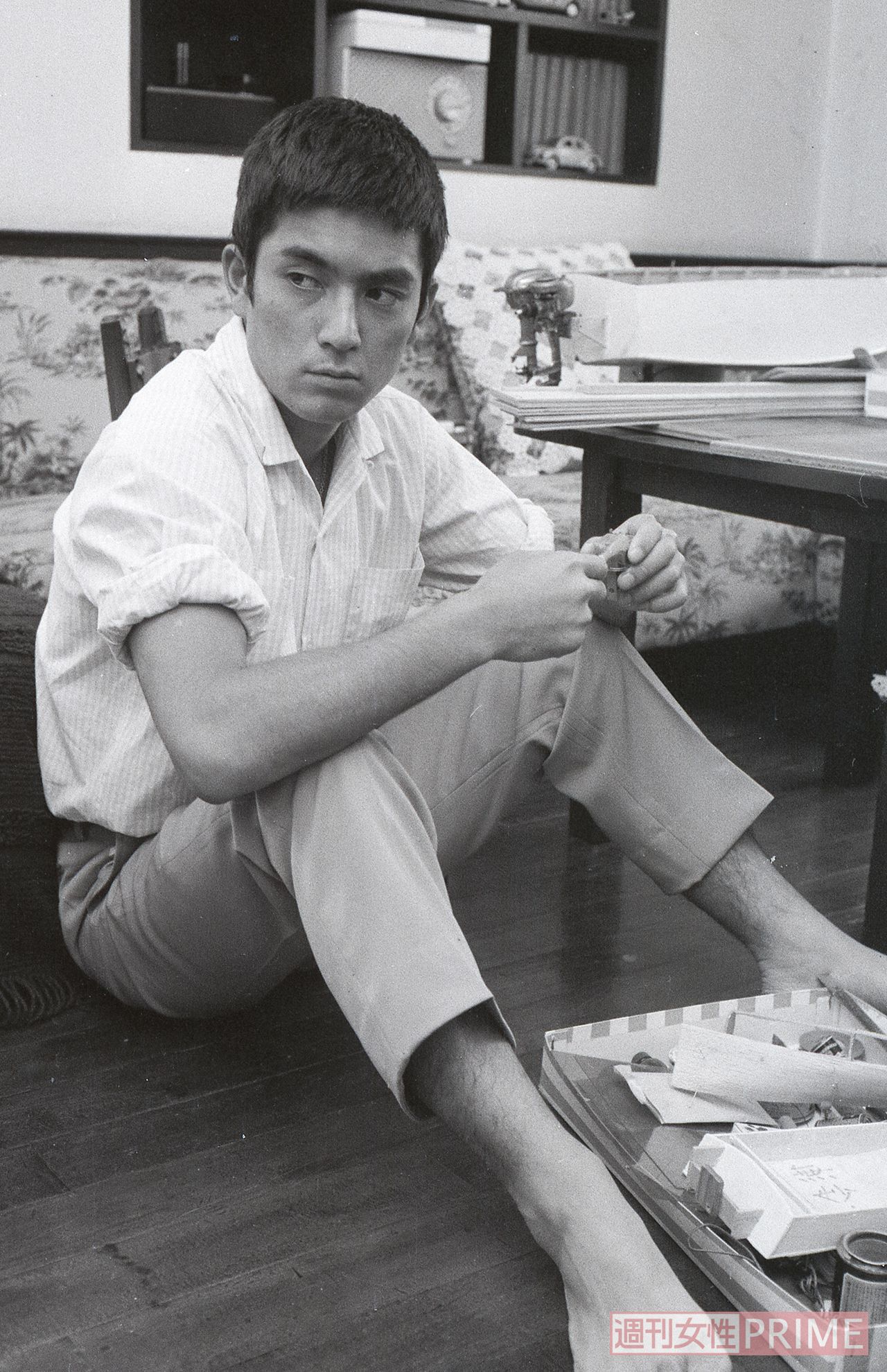 慶應大学を卒業後にデビューした翌年の本誌特写で（'61年）。足元やテーブルにあるのは船の模型で船好きがうかがえる。イケメンでブロマイドが人気に（撮影／本誌写真班）