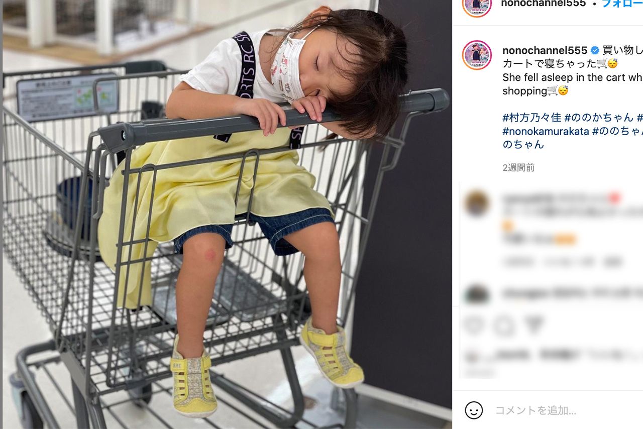 ショッピングカートに乗って眠ってしまったののちゃん（村方乃々佳/ののちゃん公式インスタグラムより）