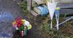 叶野宅の門前に供えられた花たち。不明の3人は広く好かれていた