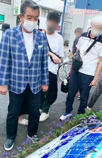 モニュメントを訪問した加山雄三。ロケ後で疲れていても記念撮影に応じる神対応だった