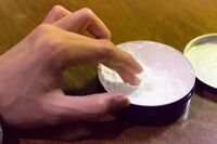 「ニベアと〇〇を混ぜる」はダメ！ 皮膚科医が警告する化粧品“混ぜテク”の落とし穴