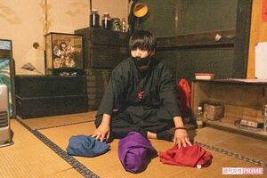 「暗夜」が所有する呪いのかかった品物を紹介する桐木さん。所有者になんらかの影響を及ぼしたり、これまで所有した数人が亡くなっている品も