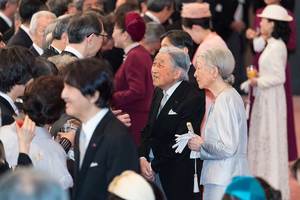 皇居内で行われた「宮中茶会」に臨まれた皇室の方々。プロサッカー選手の三浦知良なども出席