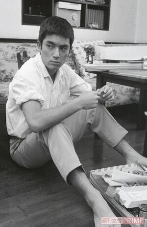 慶應大学を卒業後にデビューした翌年の本誌特写で（'61年）。足元やテーブルにあるのは船の模型で船好きがうかがえる。イケメンでブロマイドが人気に（撮影／本誌写真班）