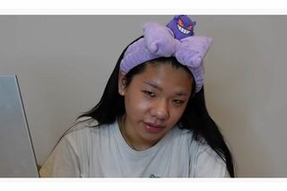 メイク前のすっぴんを披露するとうあ（公式YouTubeより）