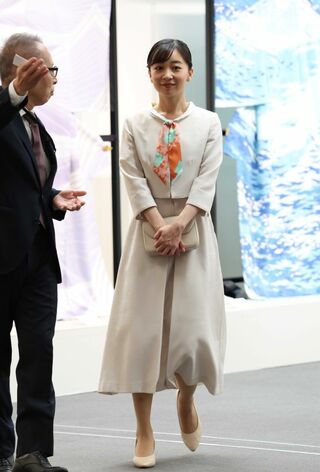 京都2日目ではオフホワイトのセットアップをお召しに